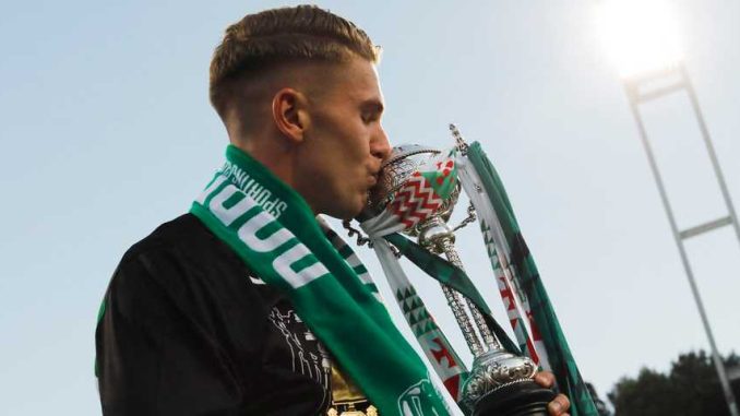 sporting-cp-s-viktor-gyokeres-kisses-the-trophy-as-he-celebrate-after-winning-the-taca-de-portugal